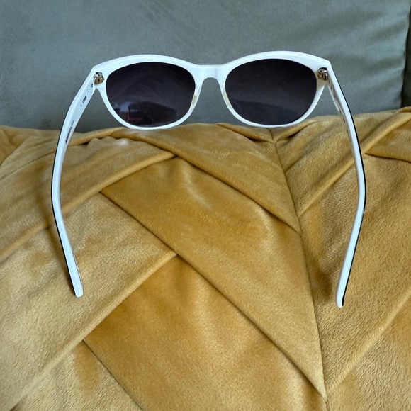 EUC/GENTLY WORN BCBGMAXAZRIA “Date Night” sunglasses with case & cleaning cloth - Picture 6 of 16